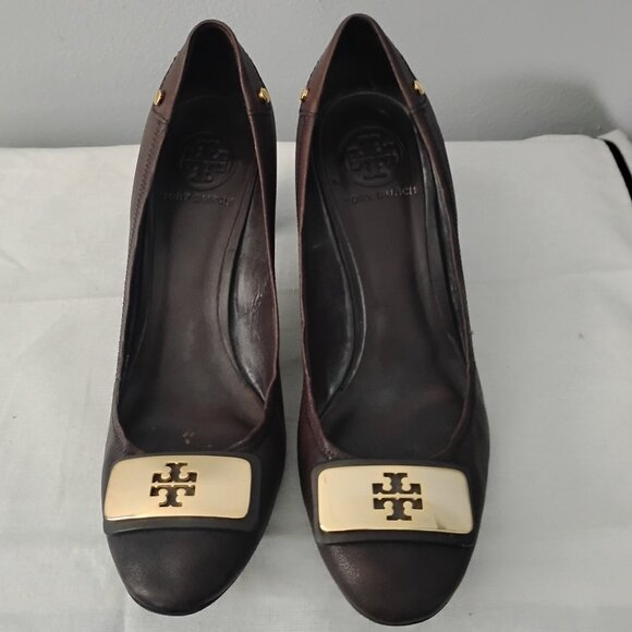 ❤️TORY BURCH Brown Leather Gold Logo Front Pumps Shoes Sz 7 - Picture 2 of 9
